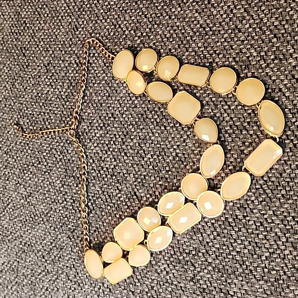 Gold statment necklace - Picture 3 of 4
